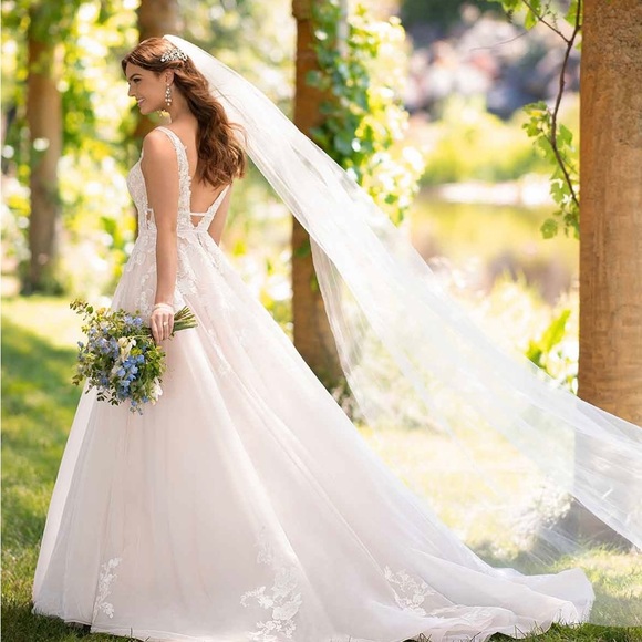 Wedding Dress, Essence of Australia, size 14 - Picture 9 of 9